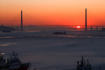 Вид на замерзший пролив Босфор Восточный и вантовый мост в акватории Владивостока, 26 января 2023 года