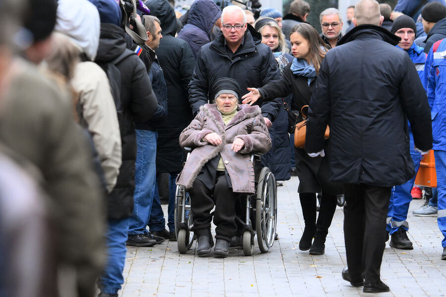 Мама Владимира Левкина Раиса Ивановна на&nbsp;церемонии прощания с&nbsp;Владимиром Левкиным на&nbsp;Троекуровском кладбище в&nbsp;Москве, 19&nbsp;ноября 2024&nbsp;года