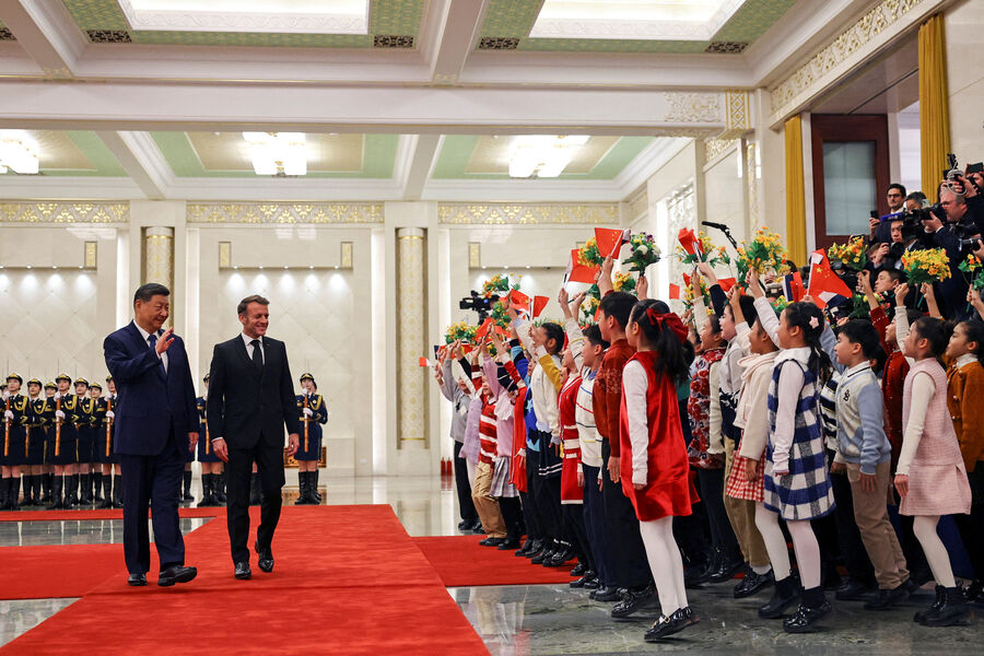 Председатель КНР Си Цзиньпин и президент Франции Эммануэль Макрон приветствуют детей с&nbsp;китайскими флагами и цветами во время официальной церемонии встречи в&nbsp;Доме народных собраний в&nbsp;Пекине, 4&nbsp;декабря 2025&nbsp;года