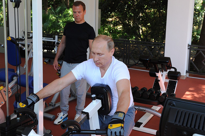 Президент РФ Владимир Путин и премьер-министр РФ Дмитрий Медведев в тренажерном зале резиденции «Бочаров Ручей»
