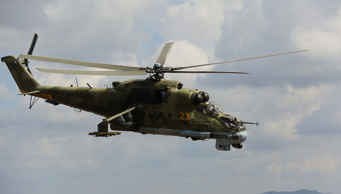 Российский ударный вертолет Ми-24 над аэродромом Хмеймим