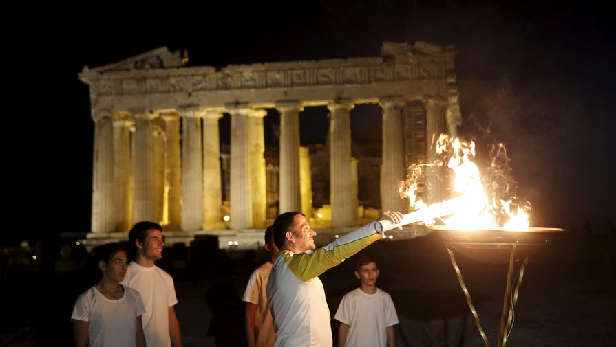 Трехкратный чемпион мира по тяжелой атлетике Пиррос Димас начинает эстафету олимпийского огня
