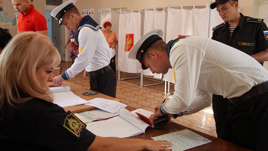 Курсанты во время голосования на избирательном участке в Севастополе, 10 сентября 2017 года