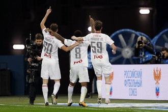 Игроки «Локомотива» Антон Миранчук, автор гола Джефферсон Фарфан и Алексей Миранчук (слева направо) радуются забитому мячу в матче 15-го тура чемпионата России по футболу