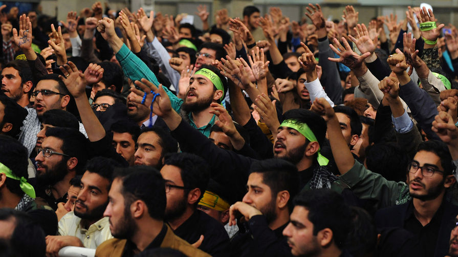 Аудитория во время выступления высшего руководителя Ирана аятоллы Али Хаменеи в Тегеране, 2 ноября 2017 года