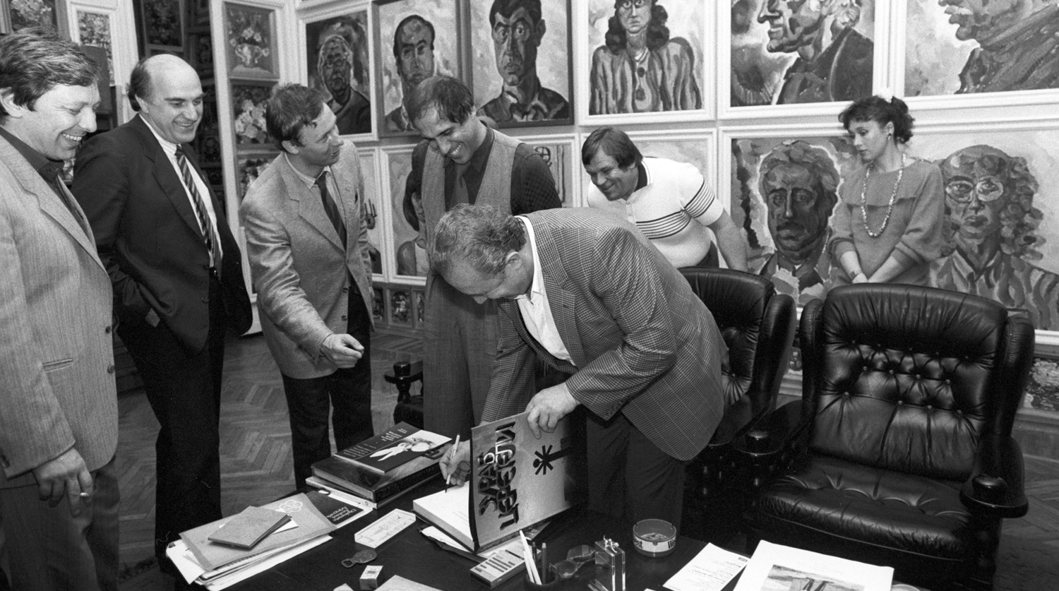 Адриано Челентано в гостях у художника Зураба Церетели в Москве, 1987 год