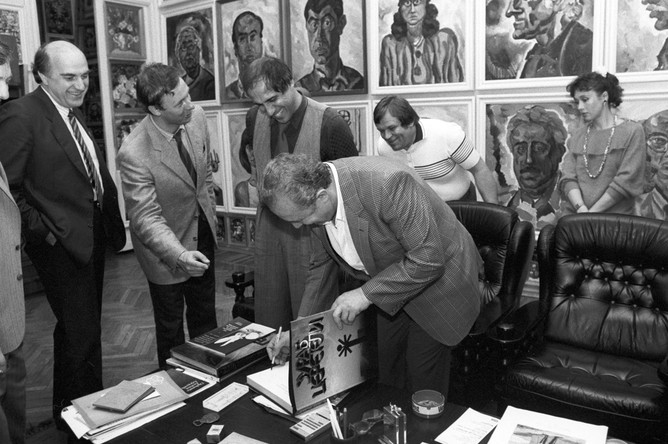 Адриано Челентано в гостях у художника Зураба Церетели в Москве, 1987 год
