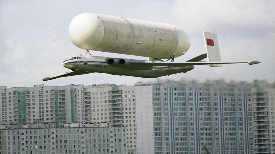 Самолет ВМ-Т с&nbsp;водородным баком для&nbsp;ракеты-носителя &laquo;Энергия&raquo; над&nbsp;Тушино, 1989 год