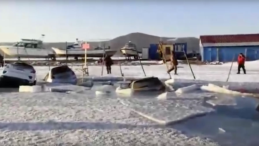 Автомобили, частично ушедшие под&nbsp;лед на&nbsp;острове Русский, 5 января 2020 года