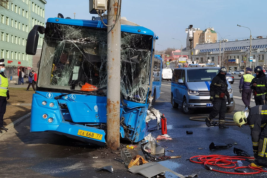 Последствия столкновения пассажирского автобуса с&nbsp;мачтой освещения на&nbsp;ул. Марксистская, 14 апреля 2021 года