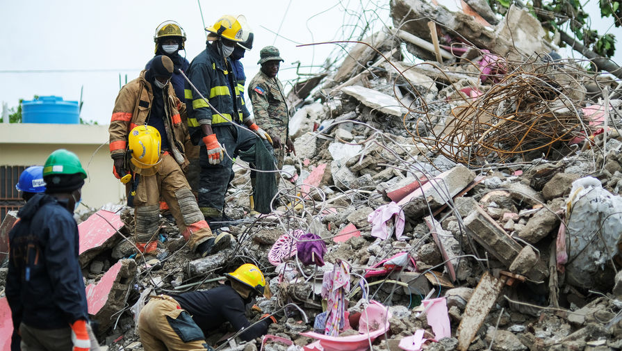 Человека, который провел более 100 часов под завалами рухнувшего здания, спасли в ЮАР