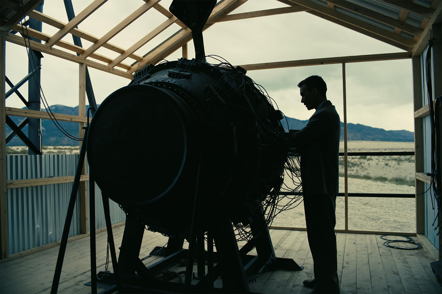 <b>&laquo;Оппенгеймер&raquo; (2023)</b>
<br><br>
Фильм, который на&nbsp;законодательном уровне закрепил за&nbsp;Ноланом гениальный статус, &mdash; &laquo;Оппенгеймер&raquo; принес режиссеру два &laquo;Оскара&raquo;, включая самый главный. Историческая драма об &laquo;отце атомной бомбы&raquo; в&nbsp;исполнении бесподобного Киллиана Мерфи произвела революцию в&nbsp;жанре &mdash; доселе настолько эпично и по-хорошему сложно байопики не снимали.
