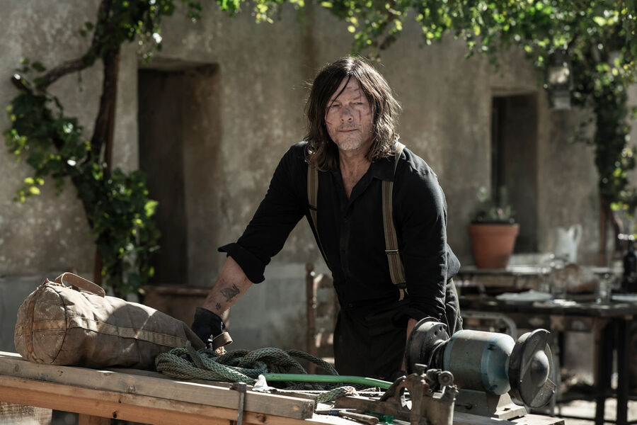 <b>«Ходячие мертвецы: Дэрил Диксон» (The Walking Dead: Daryl Dixon) &mdash; 3&nbsp;сезон, созд. Анджела Канг и Скотт М. Гимпл</b>
<br><br>
<b>Где и когда смотреть:</b> на&nbsp;AMC &mdash; с&nbsp;7 сентября (8 сентября по&nbsp;московскому времени) / в&nbsp;«Амедиатеке» &mdash; с&nbsp;8 сентября
<br><br>
Продолжение спин-оффа «Ходячих мертвецов» о&nbsp;Дэриле Диксоне в&nbsp;исполнении Нормана Ридуса, к&nbsp;которому во втором сезоне присоединилась другая звезда оригинального шоу Мелисса Макбрайд. В&nbsp;новом сезоне, заявленном как предпоследний, «Дэрил Диксон» переедет из&nbsp;Франции в&nbsp;Испанию.