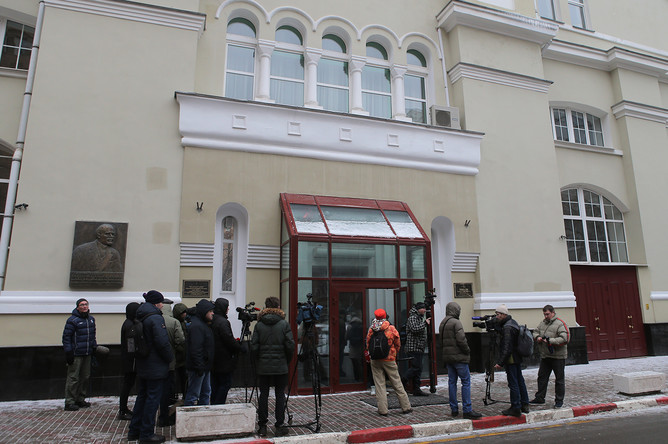 Журналисты у здания Академического ансамбля песни и пляски Российской армии им. А.В. Александрова в Москве. Самолет Минобороны РФ Ту-154, на борту которого находились артисты ансамбля, потерпел крушение у побережья Черного моря в Сочи