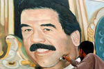 Иракский художник заканчивает портрет к 60-летию президента Ирака Саддама Хусейна на улице Багдада, 1997 год