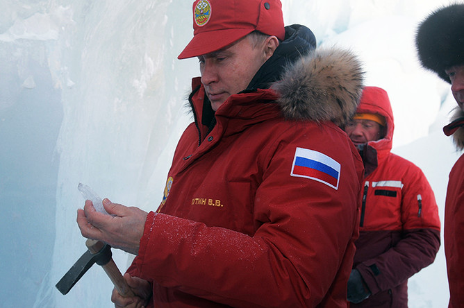 Владимир Путин и премьер-министр РФ Дмитрий Медведев во время посещения пещеры ледника полярных летчиков на острове Земля Александры архипелага Земля Франца-Иосифа