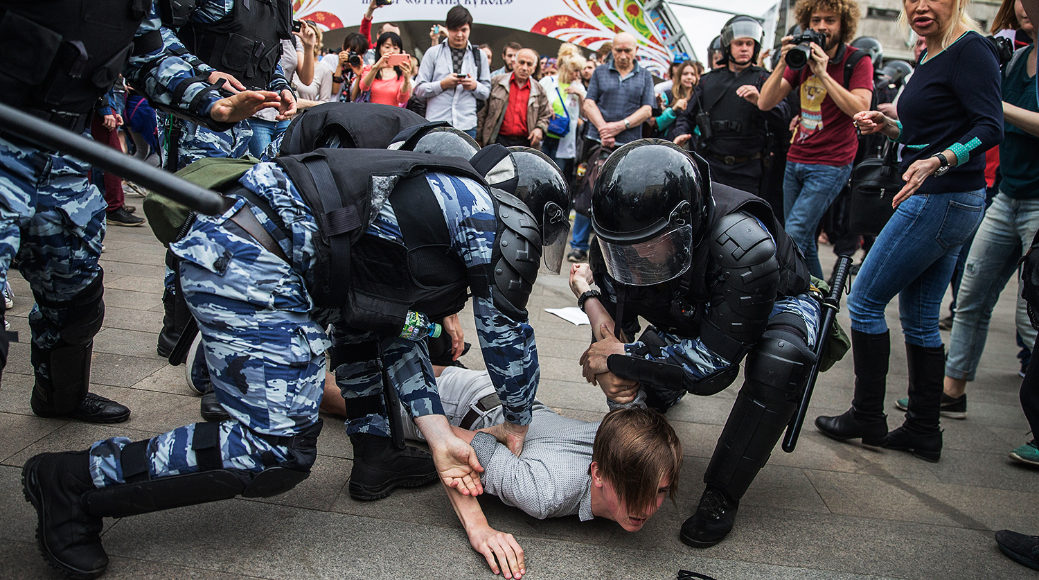 Задержание участника несанкционированного митинга на Тверской улице в Москве