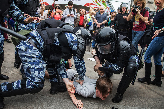 Задержание участника несанкционированного митинга на Тверской улице в Москве