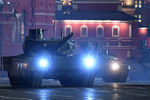 Танки Т-14 «Армата» на репетиции военного парада на Красной площади, посвященного 73-й годовщине Победы в Великой Отечественной войне, 26 апреля 2018 года