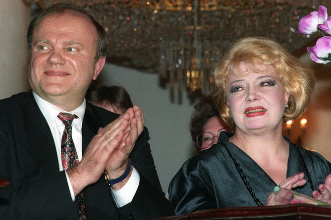 Лидер КПРФ Геннадий Зюганов и актриса Татьяна Доронина во время вечера, посвященного Международному женскому дню в Колонном зале Дома союзов, 1996 год