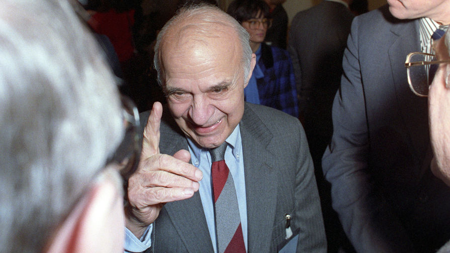 Профессор Василий Леонтьев на семинаре менеджеров в гостинице «Пулковская» в Санкт-Петербурге, 1990 год
