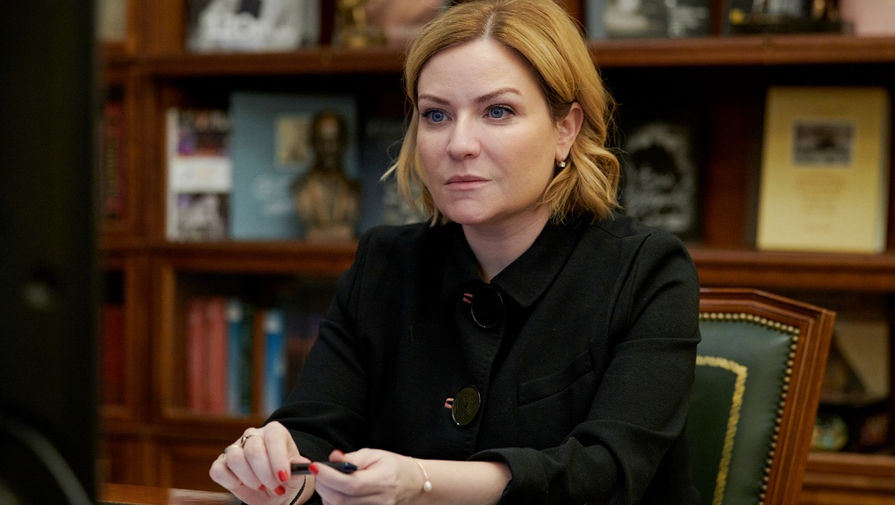 Любимова вручила Ларисе Долиной и Карену Шахназарову государственные награды
