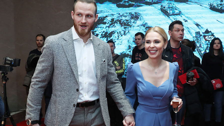 Хоккеист Иван Телегин и его супруга певица Пелагея, 2018 год