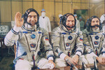 Слева направо: космонавт-исследователь, врач Валерий Поляков, командир корабля Виктор Афанасьев, бортинженер Юрий Усачев перед стартом космического корабля «Союз ТМ-18», 1994 год 