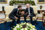 Президент США Джо Байден и президент Франции Эммануэль Макрон во время встречи в Белом доме в Вашингтоне, 1 декабря 2022 года 