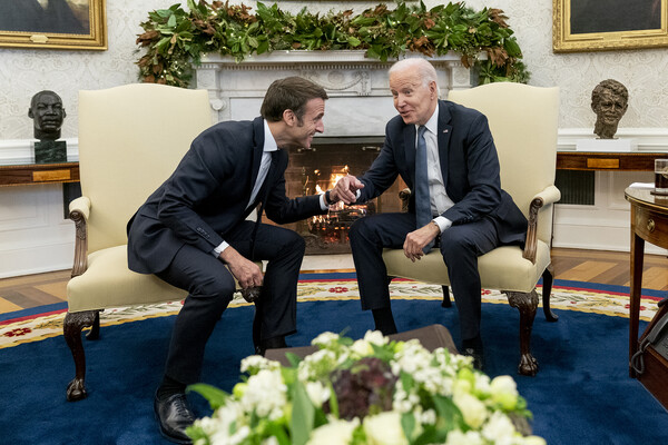Президент США Джо Байден и президент Франции Эммануэль Макрон во время встречи в&nbsp;Белом доме в&nbsp;Вашингтоне, 1&nbsp;декабря 2022&nbsp;года 