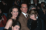 Энди Макдауэлл c мужем Полом Куэлли и детьми Рейни Куэлли и Маргарет Куэлли, 1999 год
<br>
Пара развелась в 1999 году