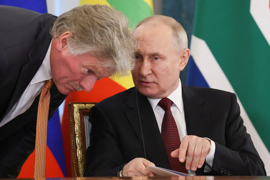 Президент РФ Владимир Путин и пресс-секретарь президента РФ Дмитрий Песков, 2023 год 