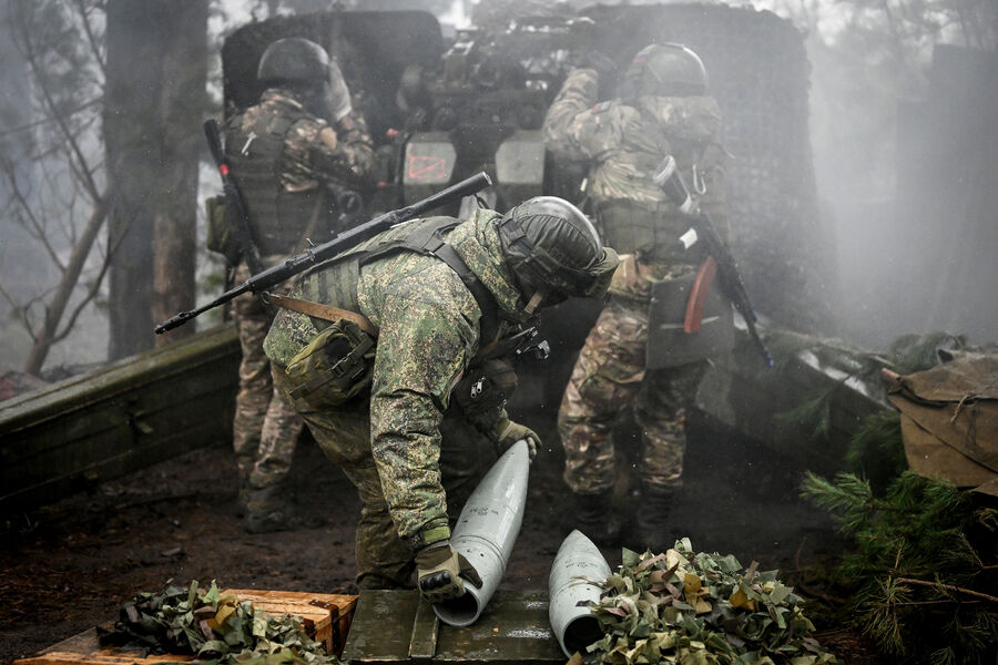 Артиллеристы Вооруженных сил РФ ведут огонь по позициям ВСУ на Краснолиманском направлении, 18 ноября 2023 год