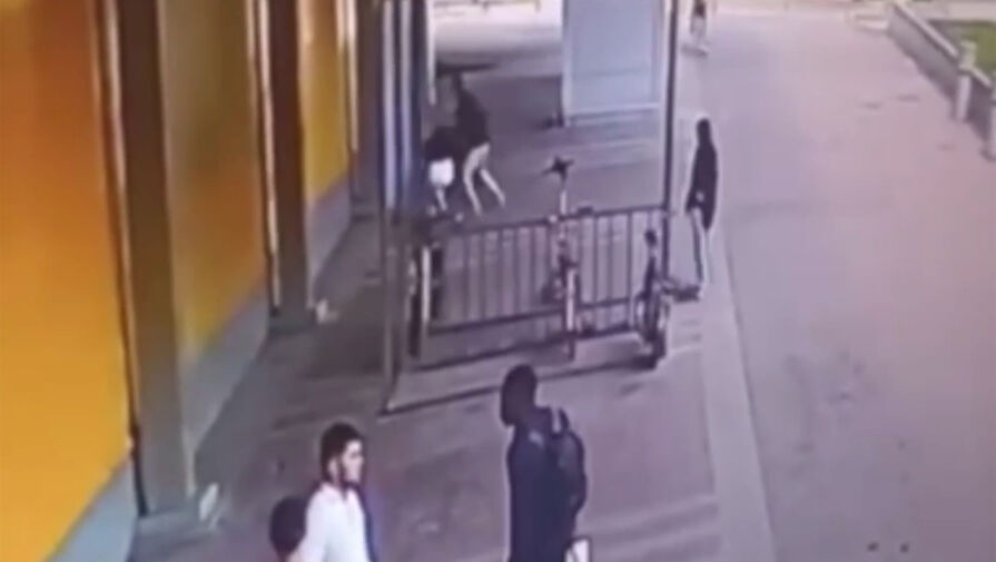 Мигрант ранил ножом девушку рядом с ТЦ в Москве 