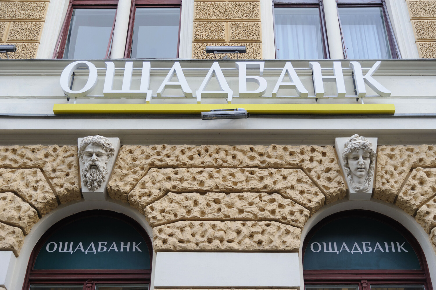 В Венгрии показали видео задержания украинских инкассаторов с золотом