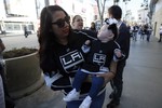 Мать с ребенком в свитерах «Лос-Анджелеса» перед первым матчем своей команды в НХЛ
