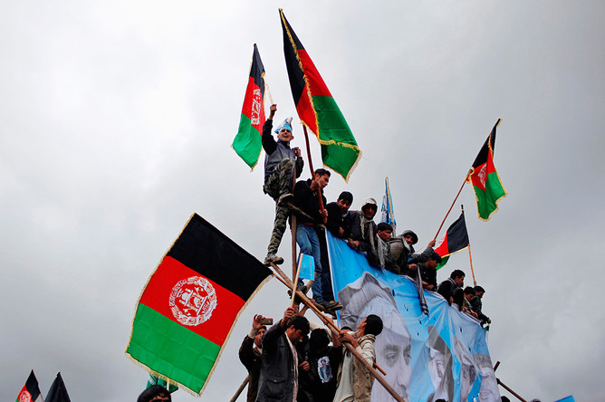 Сторонники кандидата в президенты Афганистана Абдуллы Абдуллы