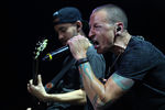 Участники Linkin Park Майк Шинода и Честер Беннингтон во время выступления группы в СК «Олимпийский»