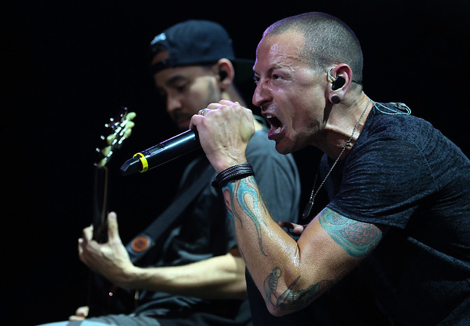 Участники Linkin Park Майк Шинода и Честер Беннингтон во время выступления группы в&nbsp;СК &laquo;Олимпийский&raquo;
