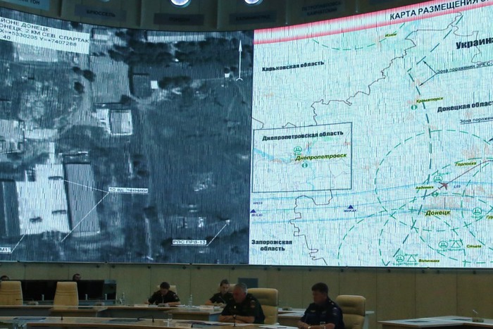 Космический снимок и карта расположения средств ПВО в районе Донецкой области 14 июля, представленные Минобороны РФ