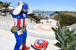 Посетитель Comic-Con, одетый как Капитан Америка