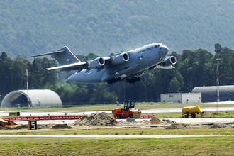 Boeing С-17 ВВС США на взлетно-посадочной полосе авиабазы Манас