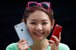 Девушка с макетом нового IPhone 6 и с безнадежно устаревшим IPhone 5S