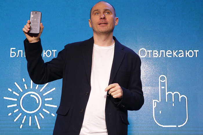 Генеральный директор Yota Devices Владислав Мартынов на&nbsp;презентации смартфона YotaPhone 2