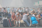 Пассажиры рейсов, отмененных в связи с плохой видимостью из-за дыма от лесных и торфяных пожаров, в аэропорту Домодедово
