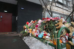 Цветы у подъезда дома где проживала убитая девочка