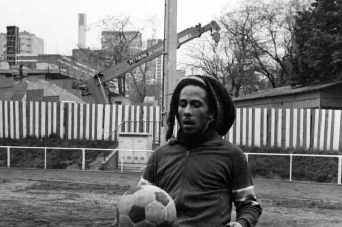 В июле 1977 года у Марли была обнаружена злокачественная меланома на большом пальце ноги. Он отказался от ампутации, мотивируя это боязнью потерять возможность играть в футбол и потерять пластику на сцене, кроме того, растаманы верят, что тело должно оставаться «целым»: «Раста не приемлет ампутации. Я не допускаю, чтобы человека разбирали на запчасти»