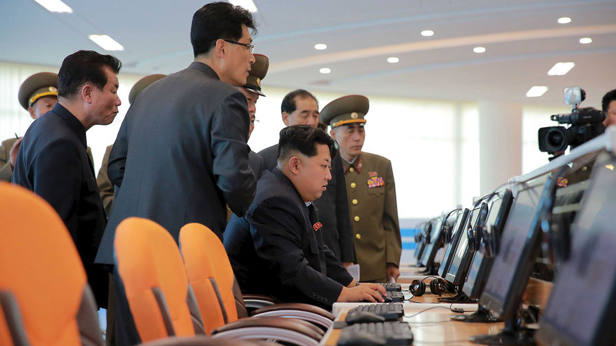 Северокорейский лидер Ким Чен Ын за компьютером