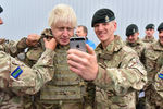 Глава МИД Британии Борис Джонсон с солдатами НАТО в Эстонии, 8 сентября 2017 года