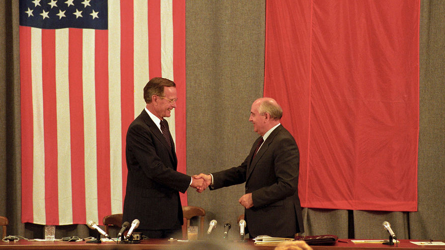 Президенты США и СССР Джордж Буш — старший и Михаил Горбачев во время пресс-конференции в Москве, июль 1991 года